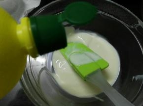 用刮刀拌匀，使粉类和酸奶完全融合在一起。加入柠檬汁并继续搅拌均匀