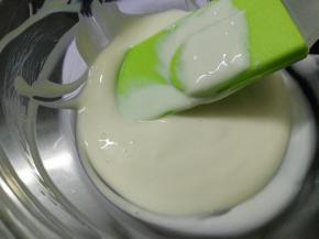 将拌好的混合物放入冰箱冷藏10分钟左右。柠檬汁具有凝乳作用，因此冷藏后的混合物会变得更加浓稠