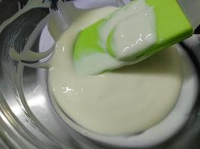 将拌好的混合物放入冰箱冷藏10分钟左右。柠檬汁具有凝乳作用，因此冷藏后的混合物会变得更加浓稠