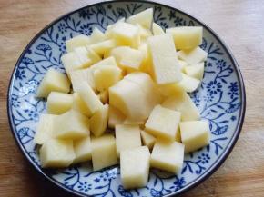 土豆去皮，切小块。