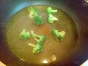 西蓝花焯水，锅中加入水大火烧开，加入西蓝花，大火1分钟捞出立即过冷水。