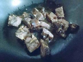 热锅中加入油，将切好的牛腱子肉放入锅中煸炒。