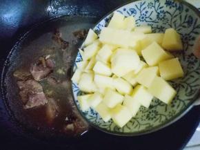 加入清水，再加入切好的土豆(如果用生的牛肉的话，首先要将牛肉烧熟后再加入土豆块)
