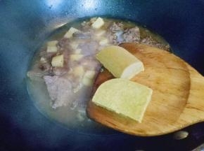 土豆熟后加入咖喱块，调味出锅。可以品尝一下，味道是否合自己口味，我加了3g糖，2g盐