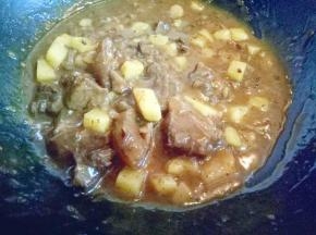 汤汁浓稠时即可关火，不要把汤汁收到很干，有点汤汁更好吃。