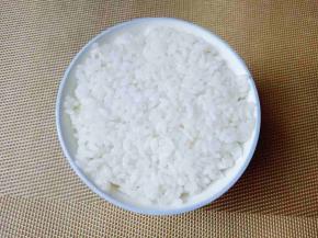 熟米饭，盛入碗中，用铲子压实一点。