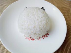 将碗里的米饭倒扣再盘子里。