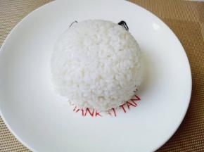 将碗里的米饭倒扣再盘子里。