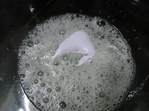 将FLUFF草莓棉花糖加入蛋清中