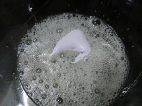 将FLUFF草莓棉花糖加入蛋清中