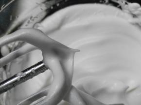 将蛋清打发到缓缓提起打蛋器，能拉出直立尖角的干性发泡状态