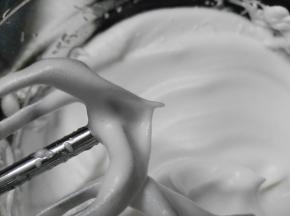 将蛋清打发到缓缓提起打蛋器，能拉出直立尖角的干性发泡状态