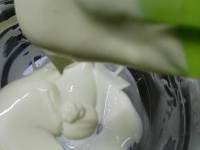 将冷藏好的酸奶混合物拿出来，观察一下它的状态，要像图中一样稠厚的状态才可以哦