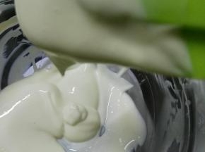 将冷藏好的酸奶混合物拿出来，观察一下它的状态，要像图中一样稠厚的状态才可以哦