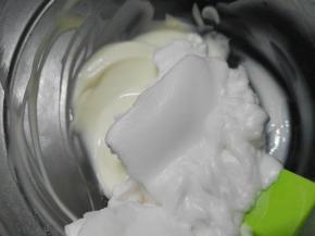 将酸奶混合物和打发的蛋清混合，并快速翻拌，使它们充分而均匀的混合在一起。动作要迅速，避免消泡（酸奶混合物和蛋清的浓稠度应该是差不多的，因此可以一次性混合拌匀。如果你的酸奶混合物比蛋清稍浓或者稍稀，就需要先将一小半蛋清倒入酸奶混合物里，拌匀以后，再和剩下的蛋清混合并拌匀，避免消泡）。