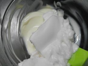 将酸奶混合物和打发的蛋清混合，并快速翻拌，使它们充分而均匀的混合在一起。动作要迅速，避免消泡（酸奶混合物和蛋清的浓稠度应该是差不多的，因此可以一次性混合拌匀。如果你的酸奶混合物比蛋清稍浓或者稍稀，就需要先将一小半蛋清倒入酸奶混合物里，拌匀以后，再和剩下的蛋清混合并拌匀，避免消泡）。