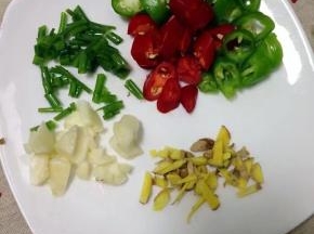 把青红杭椒洗净切小段，蒜略拍，姜切碎，葱切小段。