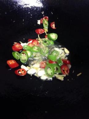 锅里倒入油，把青红叔，姜，蒜加入炒香