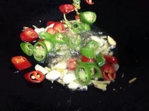 锅里倒入油，把青红叔，姜，蒜加入炒香