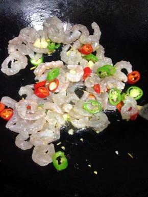 加入虾仁翻炒。