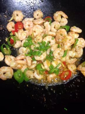 翻炒变色后加盐调味，撒上葱花即可出锅。