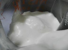 立刻将面糊装入裱花袋，在裱花袋前端剪一个小孔（我用的是三能7092裱花嘴）