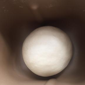 3:面团滚圆，放面包桶中盖盖子发酵至两倍大（夏天所以是室温，不用开面包机程序）