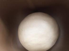 3:面团滚圆，放面包桶中盖盖子发酵至两倍大（夏天所以是室温，不用开面包机程序）