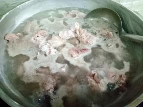 排骨剁小块，烧开水，放入适量料酒，把排骨焯水，去掉血水