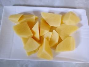 土豆去皮洗净切滚刀