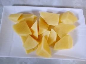 土豆去皮洗净切滚刀