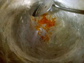 锅里放油，放入白糖炒出糖色