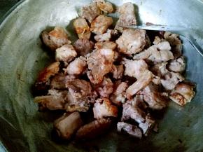 放入排骨翻炒，使排骨上色