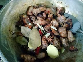 放入香叶，辣椒，生姜，八角和大蒜