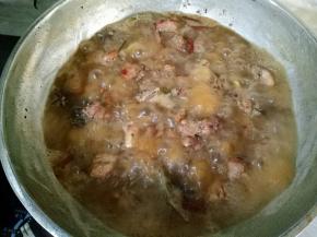 倒入清水没过排骨，加入酱油和蚝油煮开