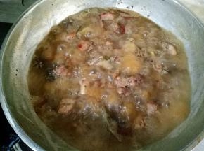 倒入清水没过排骨，加入酱油和蚝油煮开