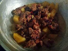 煮好的排骨从压力锅中盛出，放入少量排骨汤，放入盐和鸡精，拌匀稍微收汁即可装盘