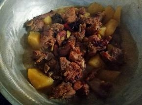 煮好的排骨从压力锅中盛出，放入少量排骨汤，放入盐和鸡精，拌匀稍微收汁即可装盘