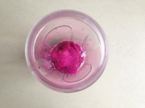 将140克火龙果肉放入料理杯内