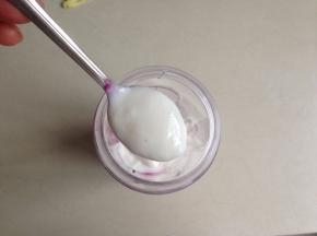 将150克自制酸奶和10克糖放入