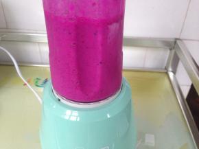 将料理杯放在料理机的底座上，搅打十来秒