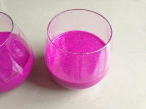 将打好的火龙果酸奶倒进杯子里，倒在杯中的大约1/2高度