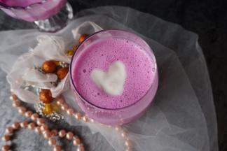 最后用酸奶在上面画个图案即可