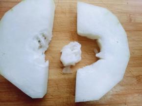 首先将冬瓜去皮，去瓤，洗干净。