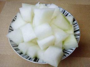 洗干净的冬瓜切块，备用，