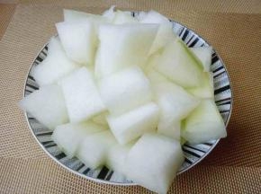洗干净的冬瓜切块，备用，