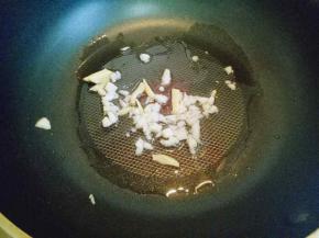 热锅冷油，加入切好的蒜末和姜丝煸炒。