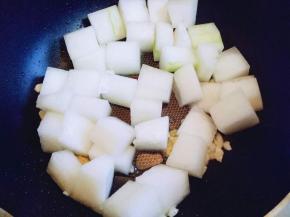 加入切好的冬瓜。