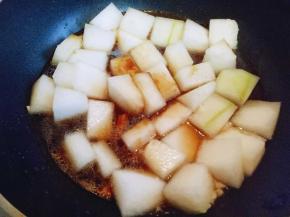 加入清水，没过冬瓜即可，大火烧开擀面杖转中小火至冬瓜烧软，熟。