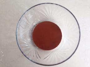 可可粉用热水冲调拌均匀，放凉备用。蛋清和蛋黄分别打在两个干净无水无油的盆里